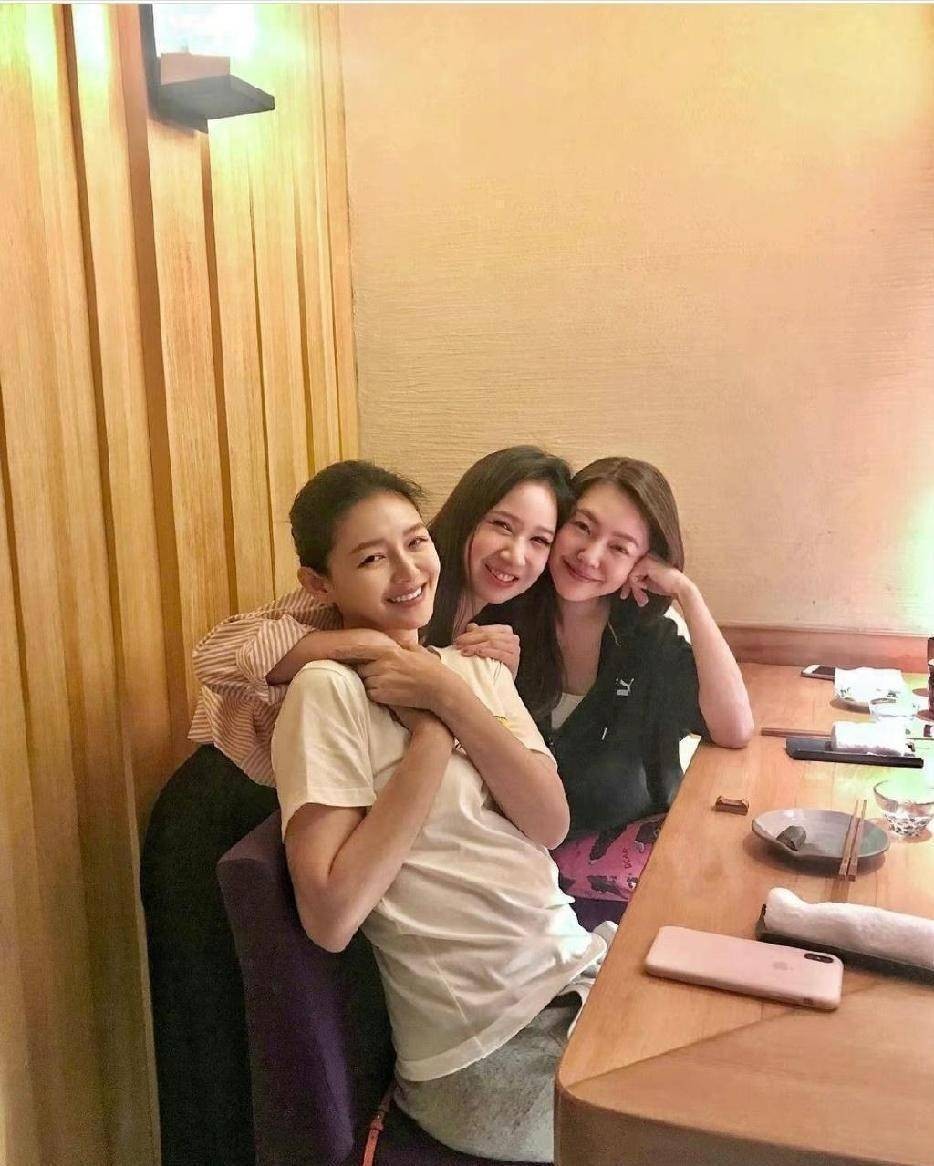 没了美颜滤镜，谁在装嫩一目了然，麒麟臂、水桶腰、满脸皱纹沟壑