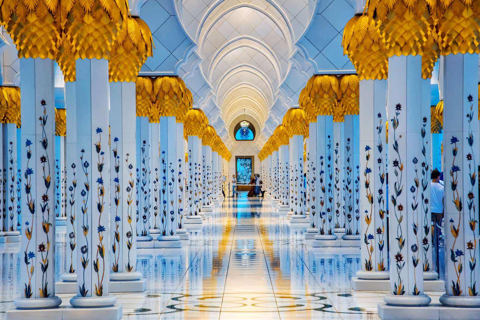 阿联酋首都阿布扎比和迪拜,阿布扎比与迪拜之间