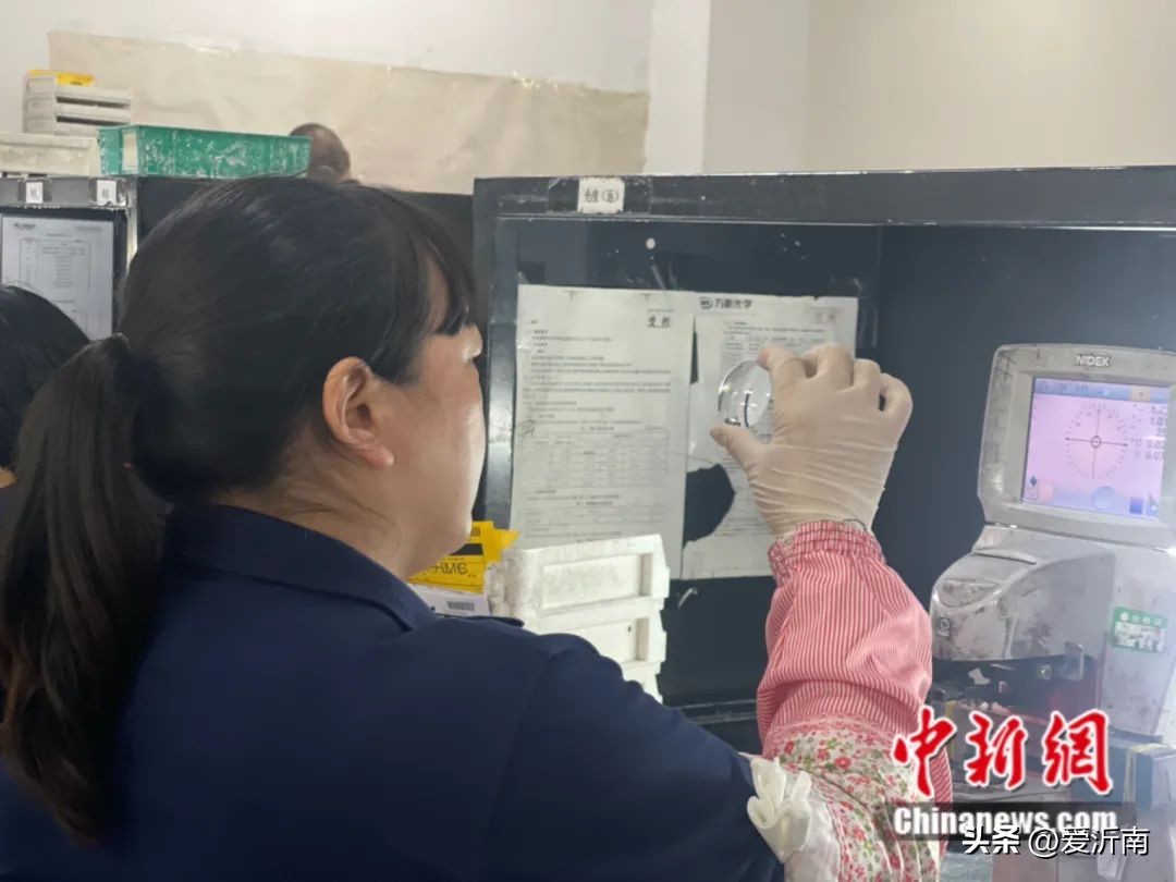 两只眼镜镜片种类不一样可以吗,两副眼镜为啥有一副镜片更透