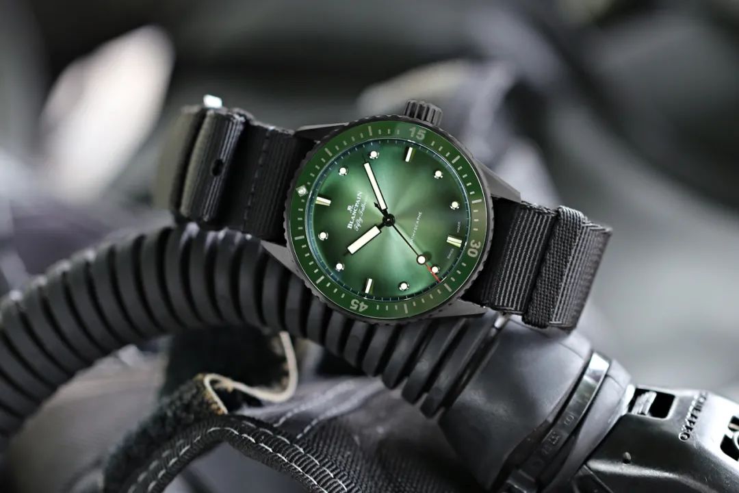 绿色腕表有哪些,为什么现在流行绿色表盘