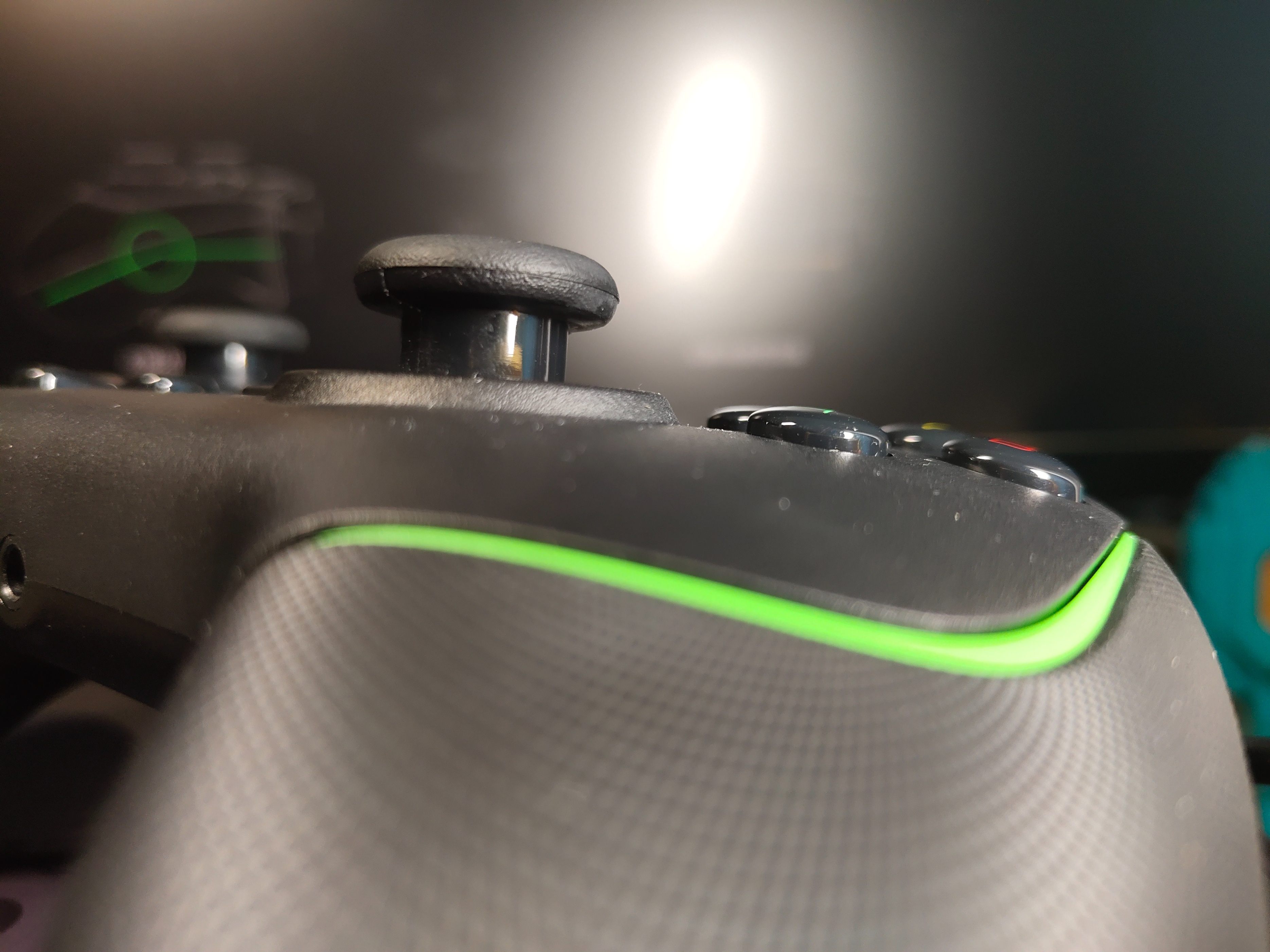 雷蛇幻影战狼幻彩版手柄上手评测,雷蛇幻影战狼v2手柄和幻彩区别