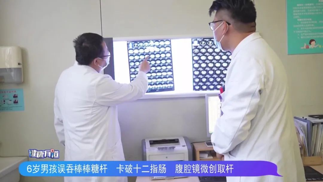 宝宝误吞棒棒糖棍后能自己排出吗,孩子把棒棒糖杆吞肚子里了该咋办