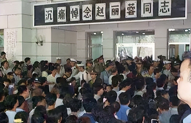 刘嘉玲遭绑架，王志文险被封杀，2000年的娱乐圈一瓜接一瓜！