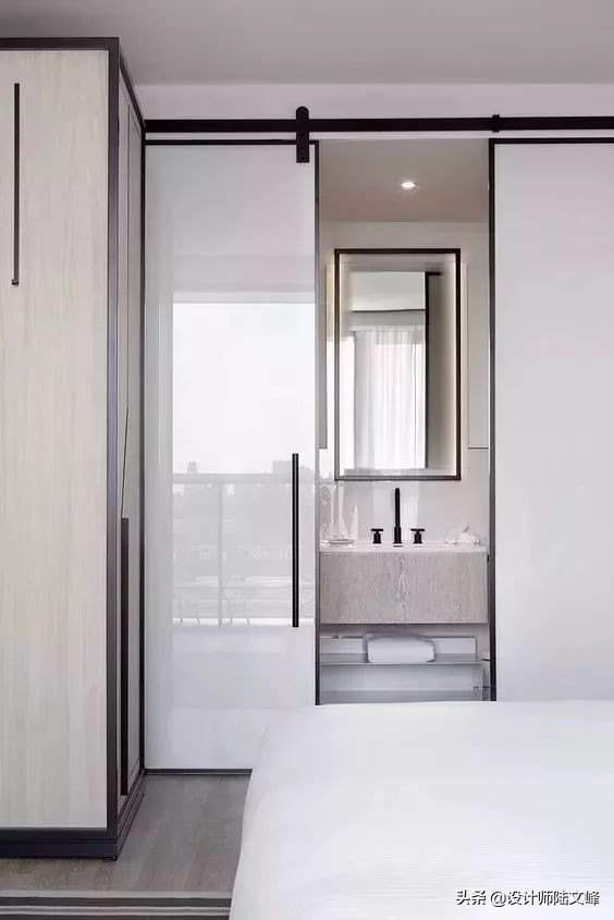 主卧厕所正对床用隐形门,主卫门对着床做隐形门