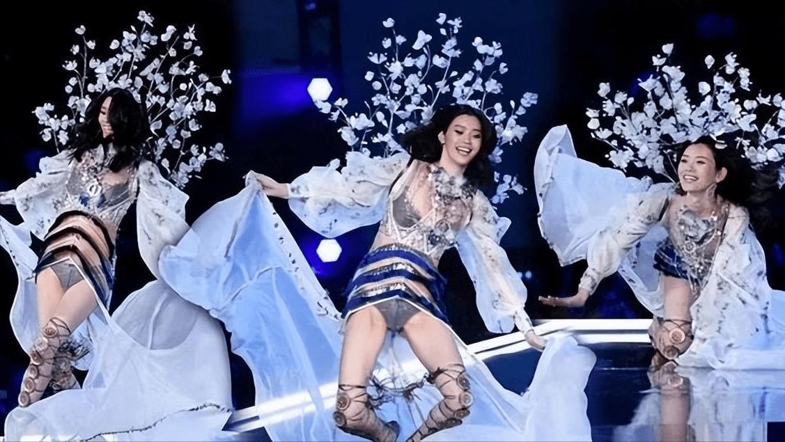 开裆裤，裸胸装，2023年高奢大秀一个比一个奇葩，暴露就是时尚？