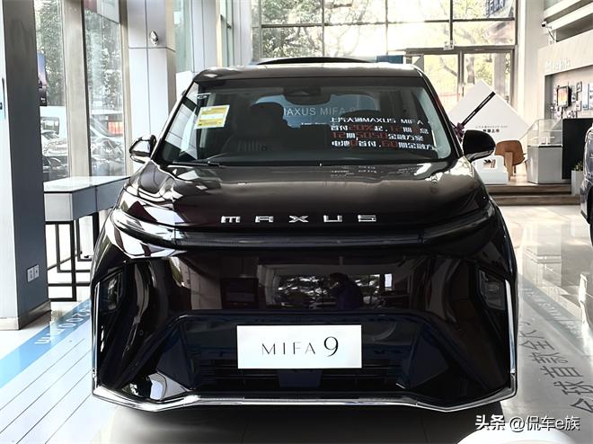 在超超超大的大通MIFA9里自拍，出片率超高