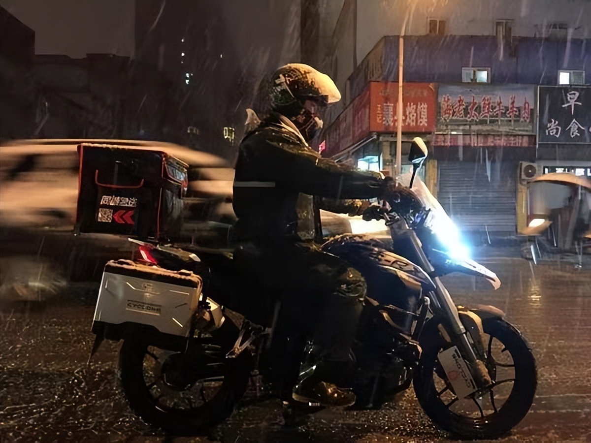 上海快递小哥顺丰一天挣1万块钱,上海跑腿外卖小哥一天赚上万