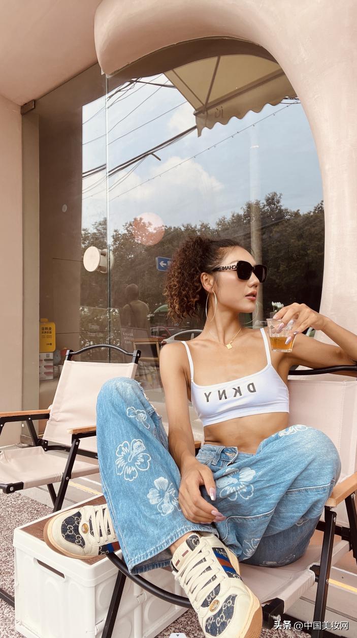 单品卖出400万！解析“叛逆”小忙狗的爆火之路|金播访谈㊽