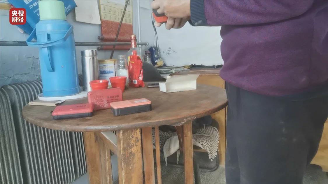 药贩子卖药骗老人视频,药贩子用评书机专坑老人