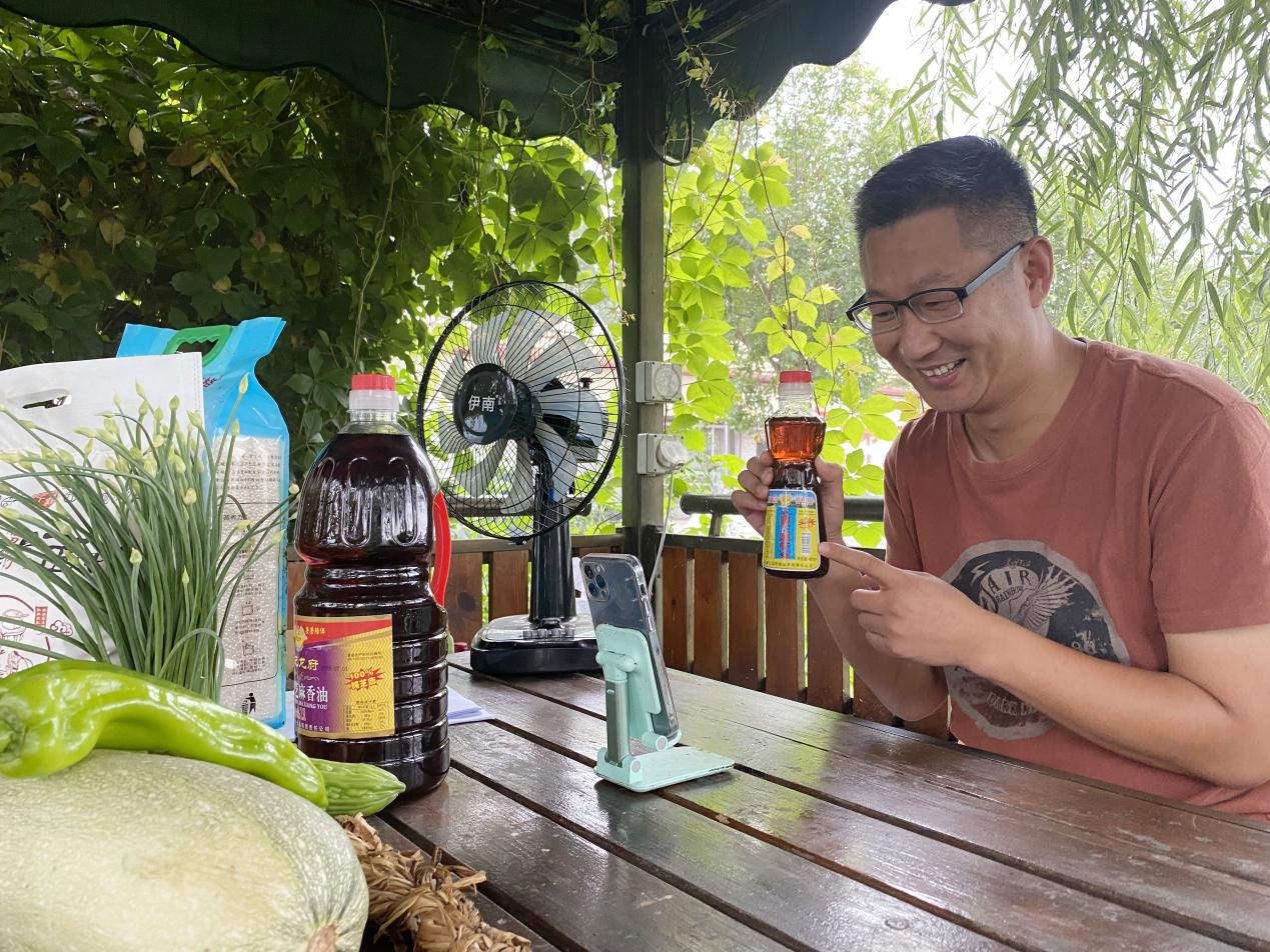 新农人返乡创业成为兴农人,80后新农人返乡创业在田间