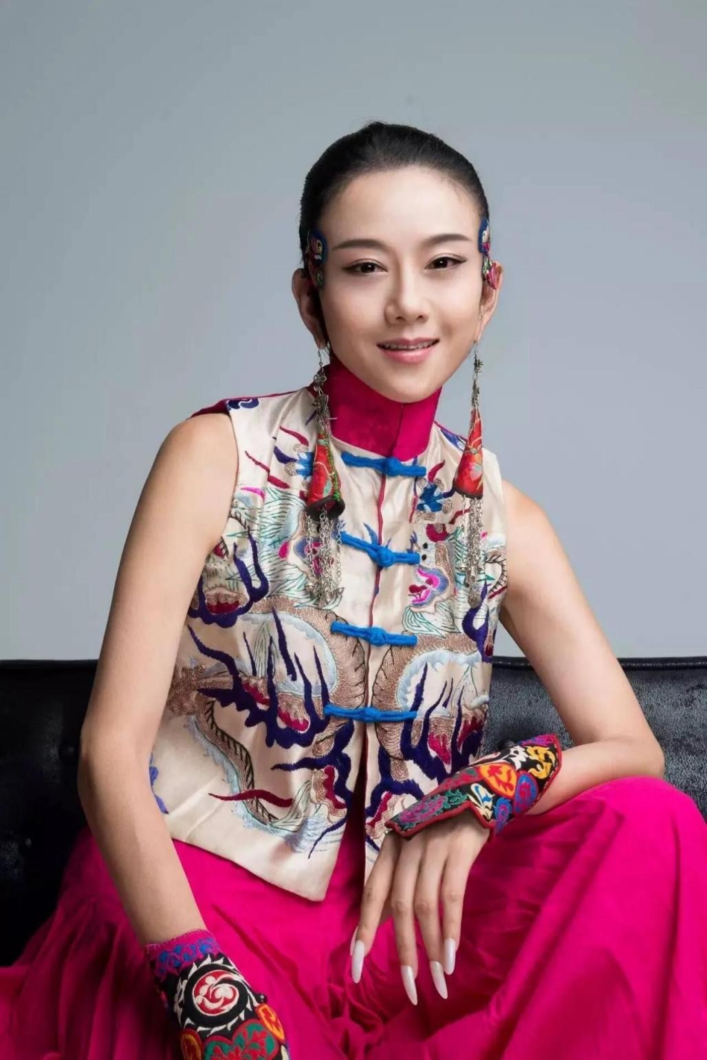 老艺术家口碑绷不住了！女演员手摸男伴私密部位，再惹争议！