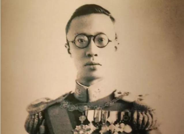 他是大清最后一位皇帝,大清最后一位格格