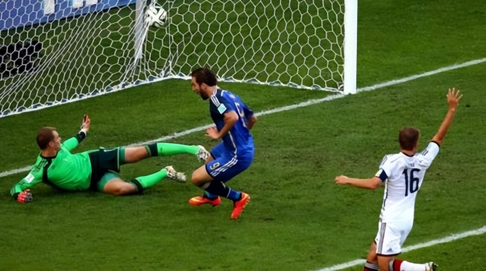 什么是越位犯规的基本规则,什么是越位足球比赛