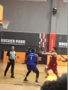 打架带个球？黑人球员恶意抱摔国人，并追着打！