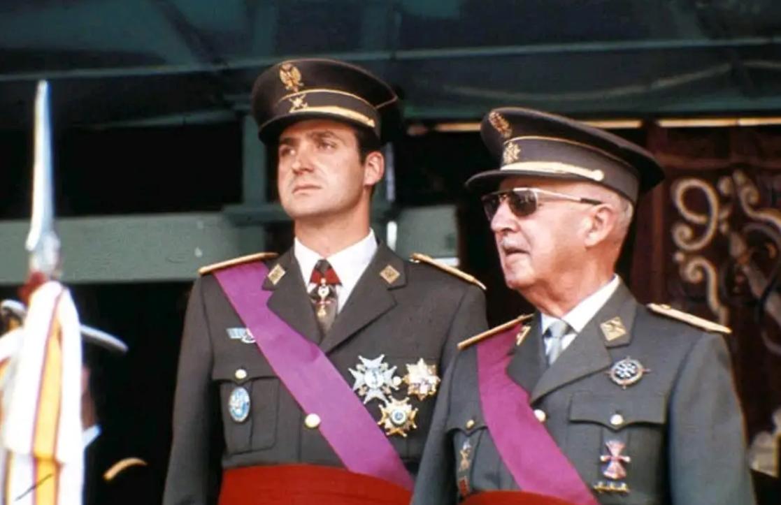 荒诞国王卡洛斯：20年交际2000名情人，晚年被注射雌激素强制冷静