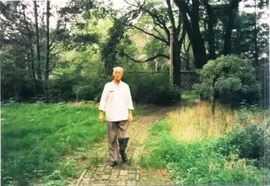 一辈子只会教书的清华男神,凭什么被*镕基朱**誉为“一代宗师”