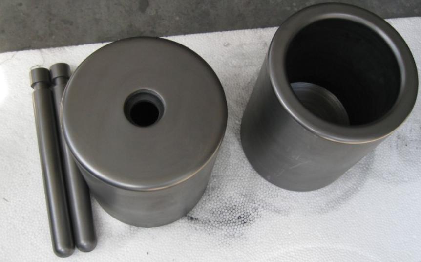 用坩埚熔化铁水,熔铁坩埚是什么材料制成的