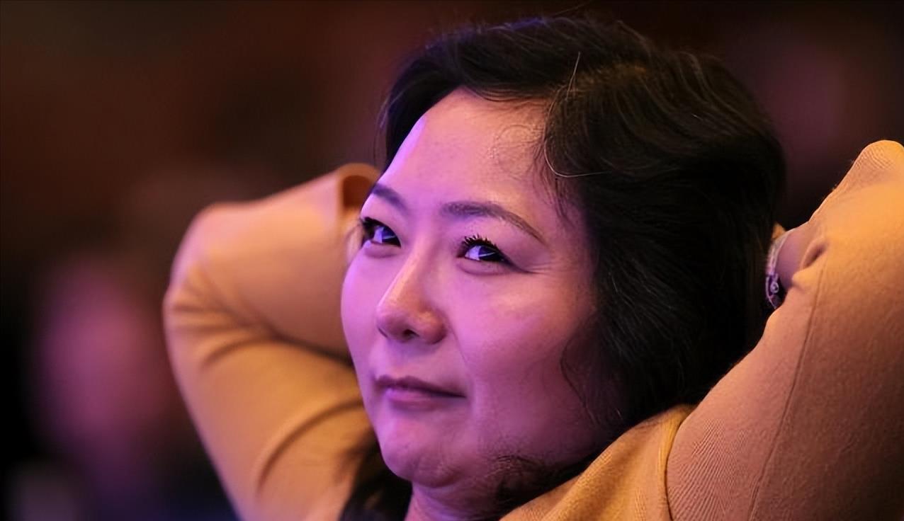 手握11万亩地皮，银行存七百多亿，她才是我国隐形“地产女首富”