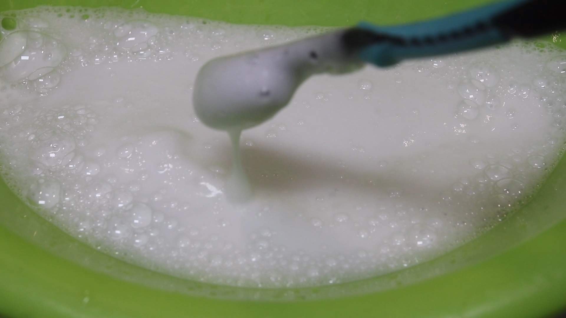 家里油烟机不管多脏一个口罩搞定,怎么用一次性口罩擦油烟机