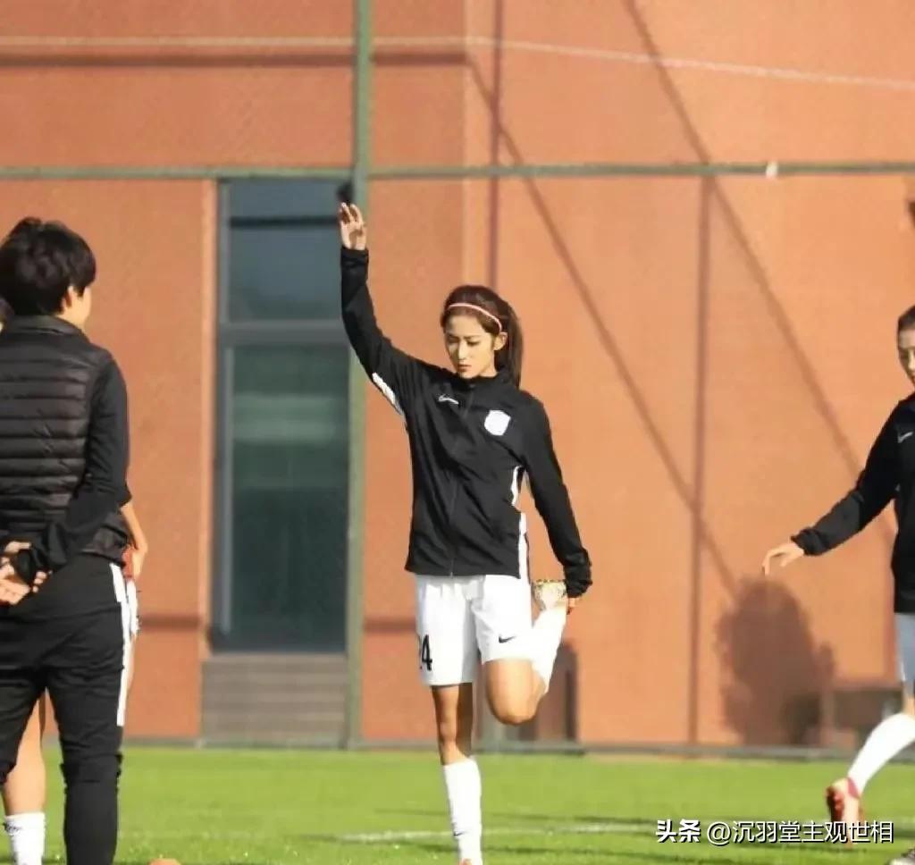 女足姜明佐颜值,姜明佐晒美照笑容甜美有梨涡