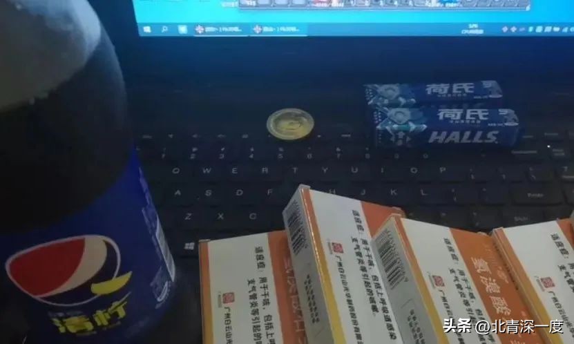 右美沙芬滥用者的隐秘世界：超剂量使用致幻成瘾，有人骑车回家醒来看见大腿流血，却想不起发生了什么