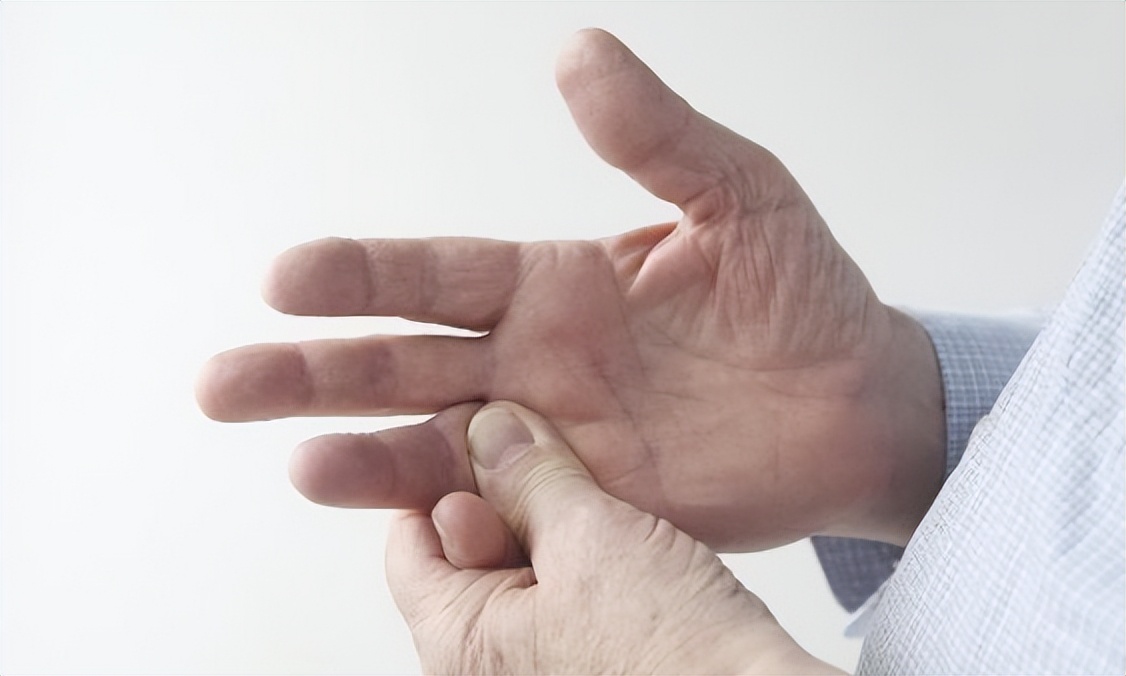 睡觉手指发麻发胀是什么症状,新冠有手指发麻的症状吗