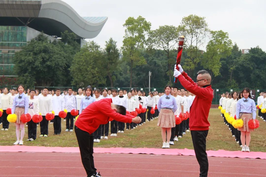 师徒结对薪火传，魔棒点火显智慧！华西中*运学**动会开幕式，燃了