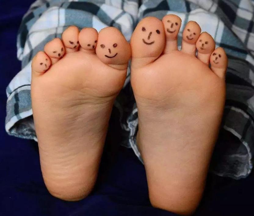 梅毒脚和脚气有什么区别,梅毒脚气是单脚有还是双脚有