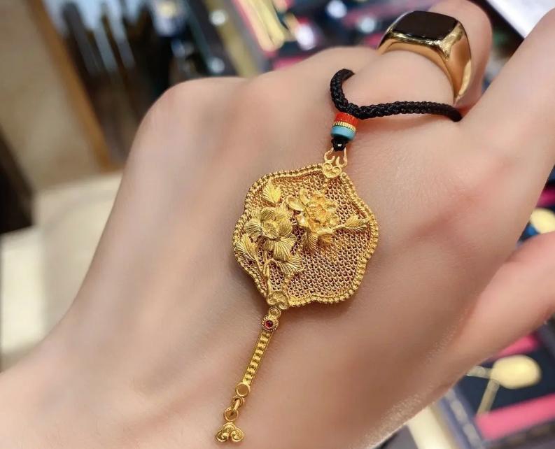 刚买的黄金首饰为什么会变色,黄金首饰一年变色发白了怎么维权