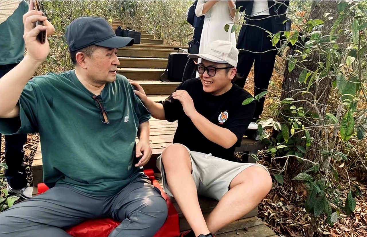 64岁毕福剑现身乡下游玩，席地而坐尽显老态！网友“复出”呼声高