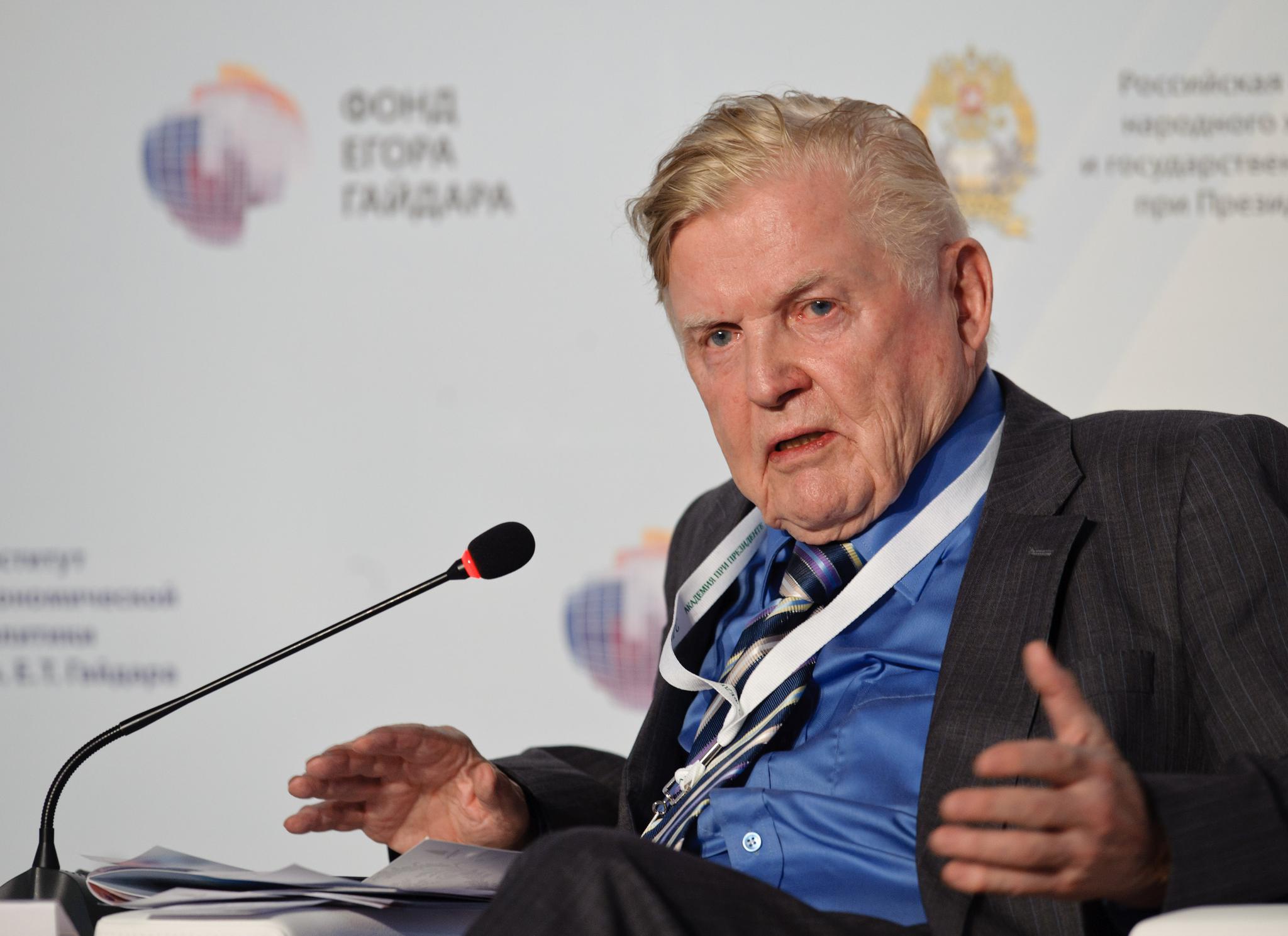 为啥咱人民币不能自由兑换美元？因为有人说了，仨条件不能都满足