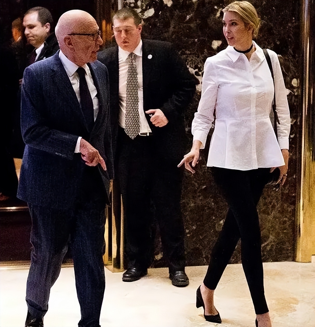 伊万卡的害羞时刻：被89岁默多克搂住小腰，甜美一笑胳膊绷得笔直