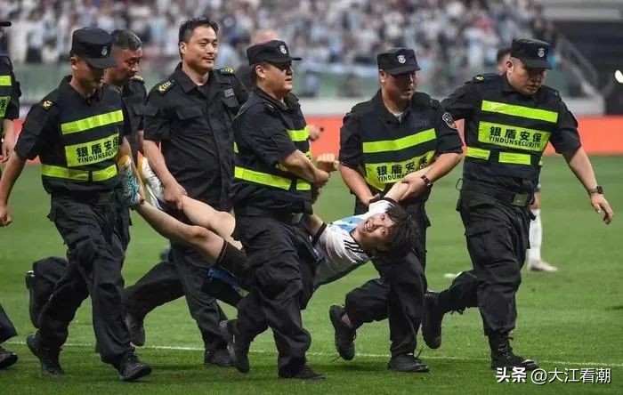 拥抱梅西小伙子全场尖叫,拥抱梅西的18岁球迷全过程