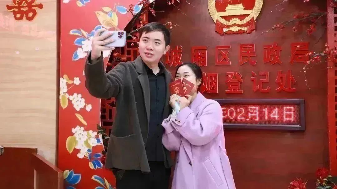 城厢公安在婚姻登记大厅备了份贴心礼包~
