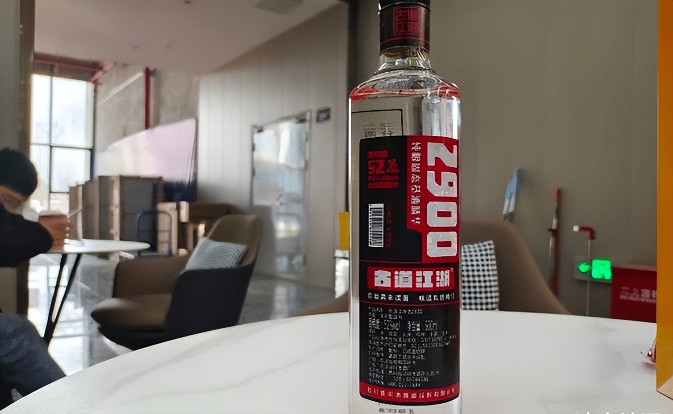 两男子当场喝茅台,两男子飞机上喝茅台