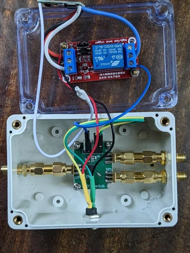两部SDR接收器之间远程遥控切换天线和音频，解决多频点接收痛点