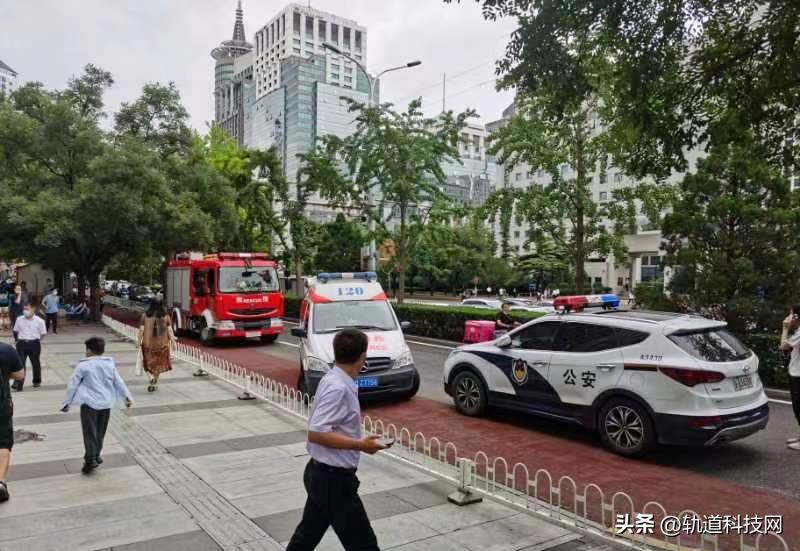 北京地铁2号线卧轨事件,北京地铁2号线乘客为啥翻入轨道