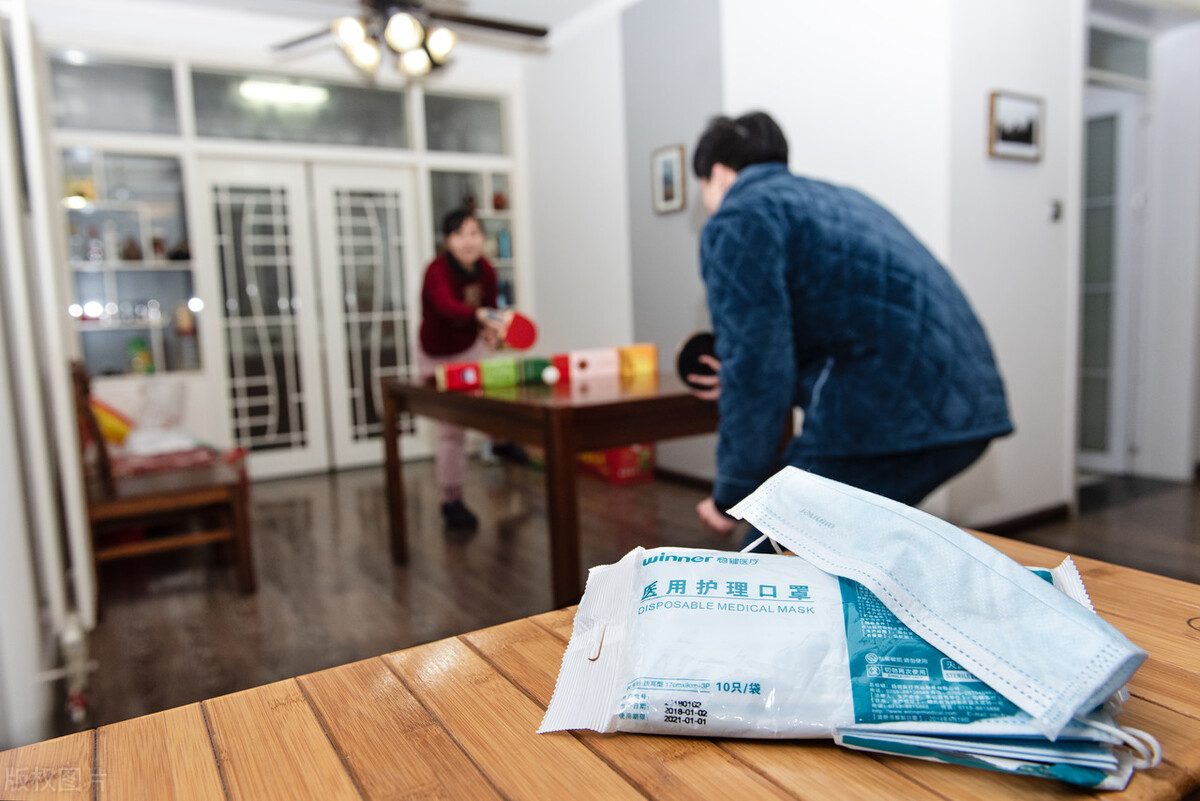 56岁的岳母阳性后一直头疼，女婿送医后，医生大赞：送医太及时了