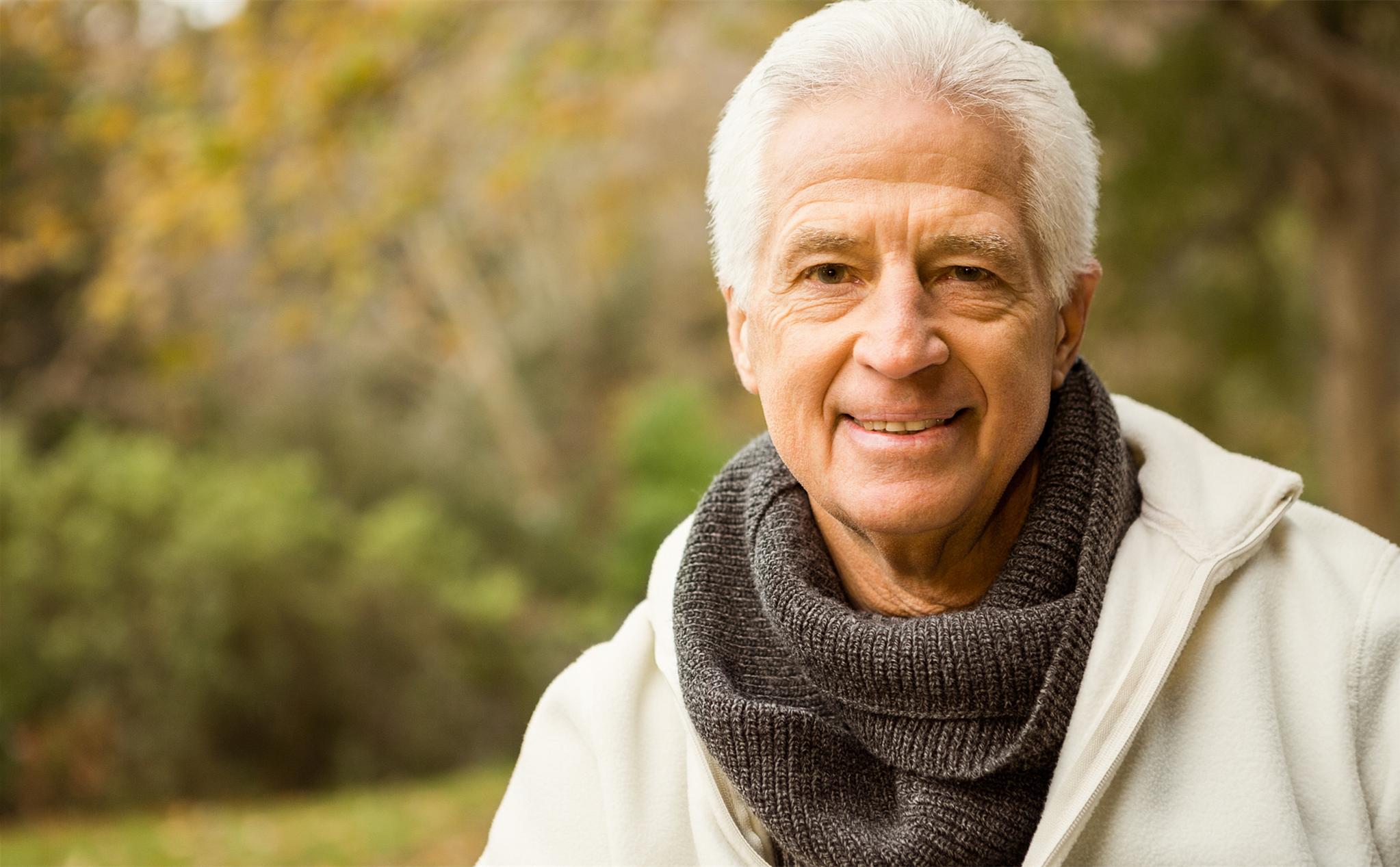 我在门缝撞见了丈母娘的秘密，以为妻子会生气，她却说我做得对