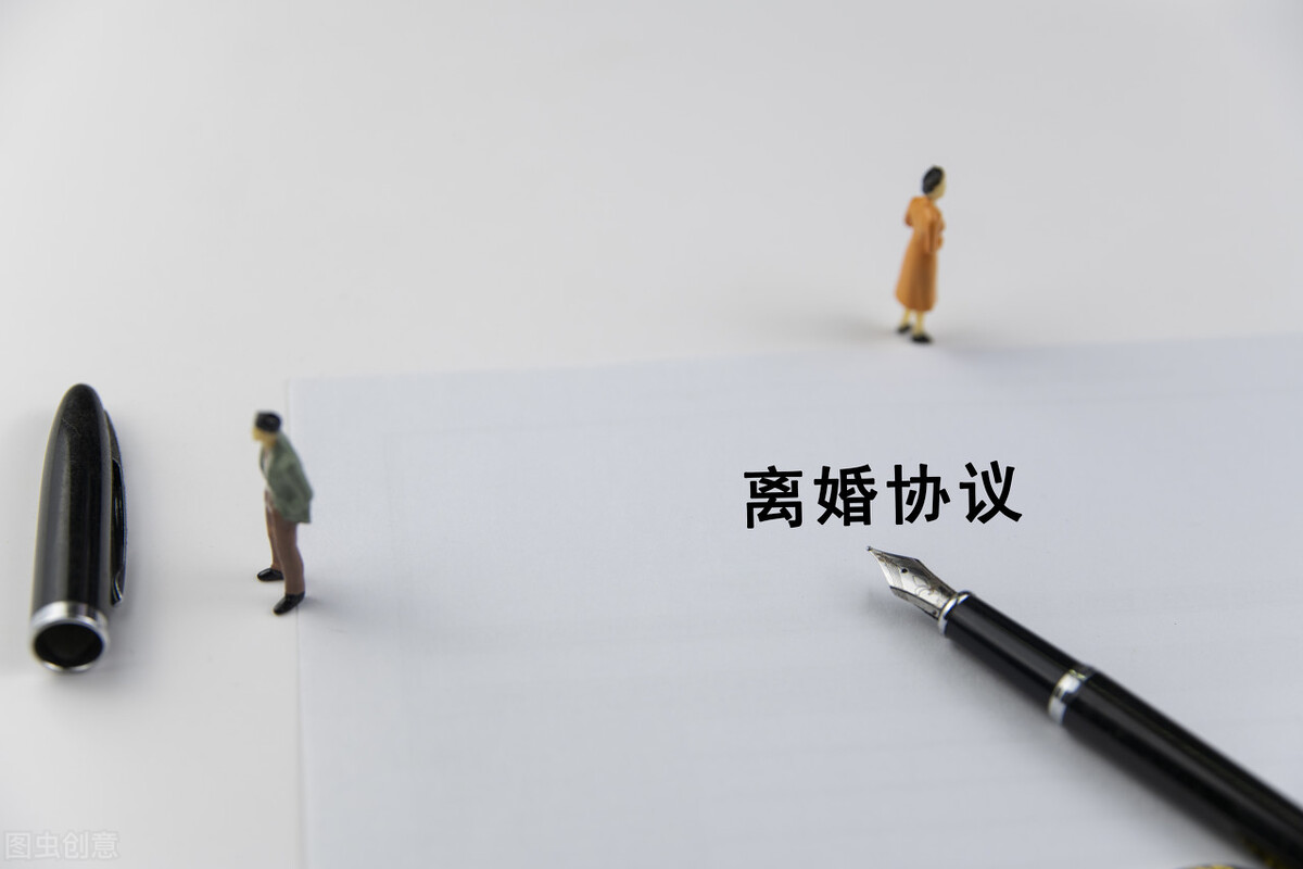 男子因感情问题跪下,男孩为了心爱的女孩被迫下跪道歉