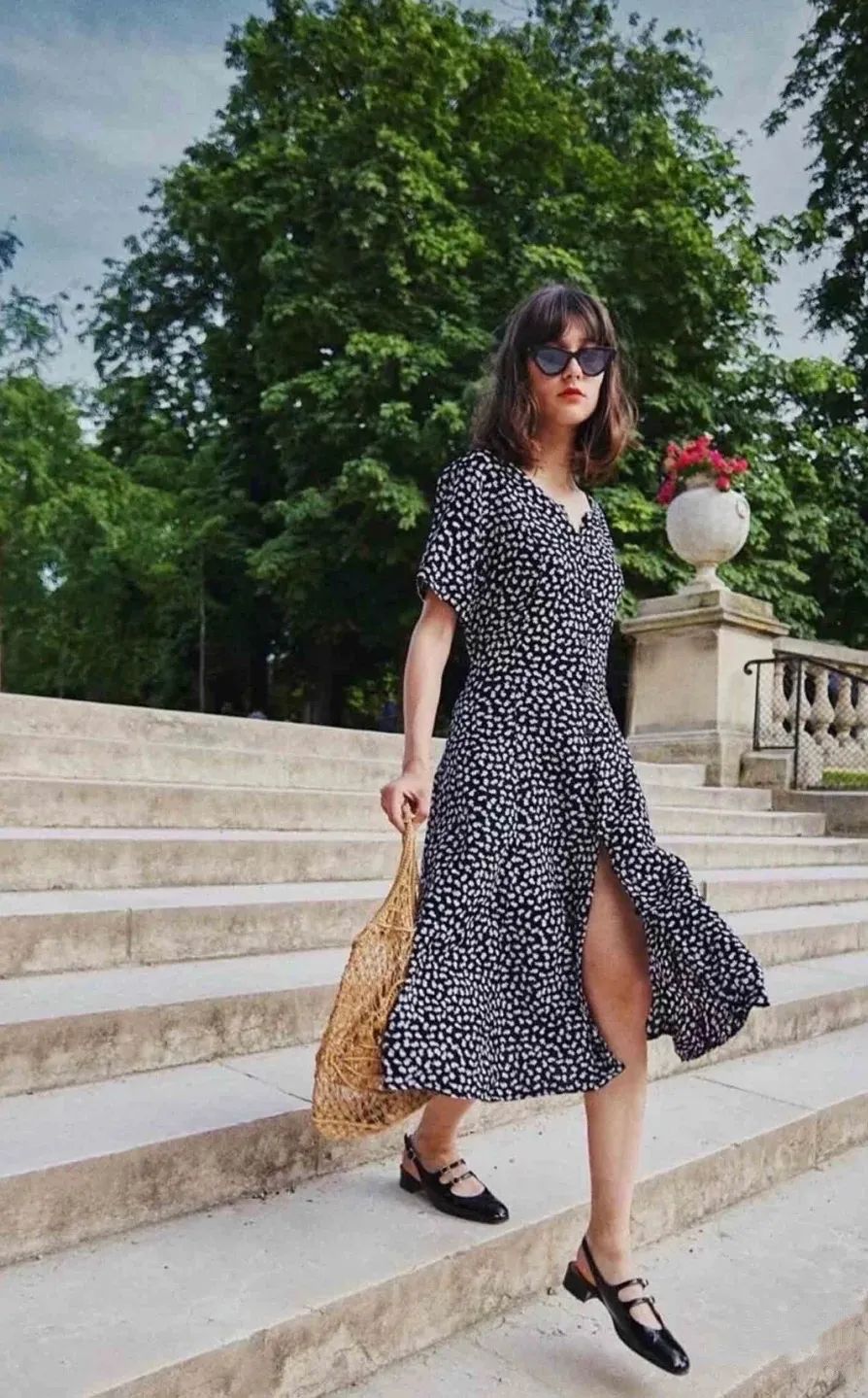 贾玲穿的鞋子品牌,贾玲今年春节穿的鞋