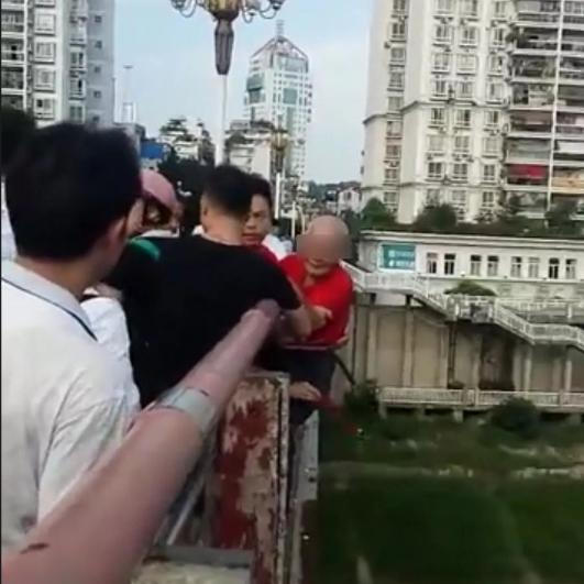 海珠桥发生的事情,广州海珠桥推人后续