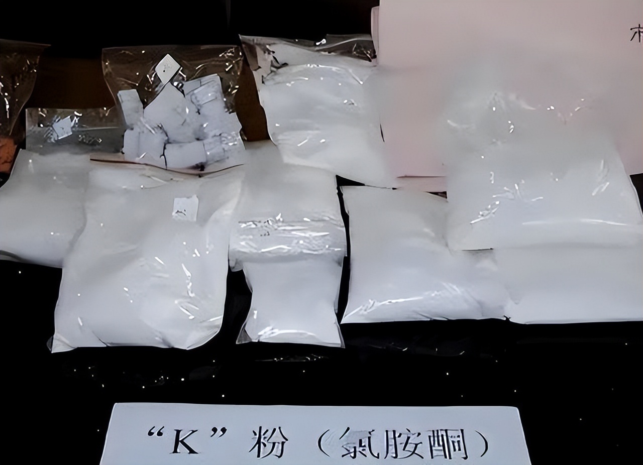 租客换灯泡报警,厦门租客换灯泡发现毒品