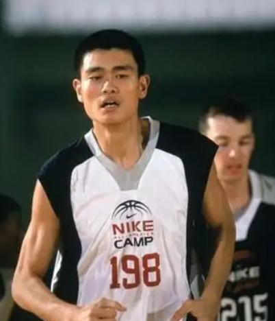 篮球巨星姚明现在的年龄有多大了,姚明为什么退役六年才入选名人堂