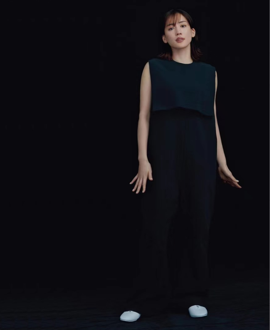 又美又飒黑色系甜酷辣妹穿搭,全黑look怎么搭配才又飒又美组图