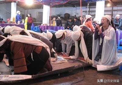 河南职业哭丧人一年磕头上万次,专业哭丧人月入达三万