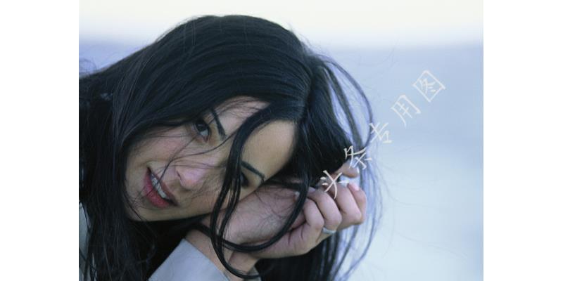 离婚十年，60岁的她拎一包东西上门：东西收下，我照顾你有仨条件