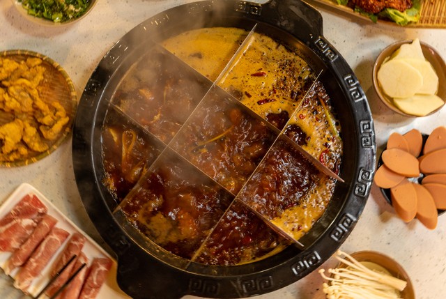 重庆新市井气火锅店,重庆网红唱歌火锅店