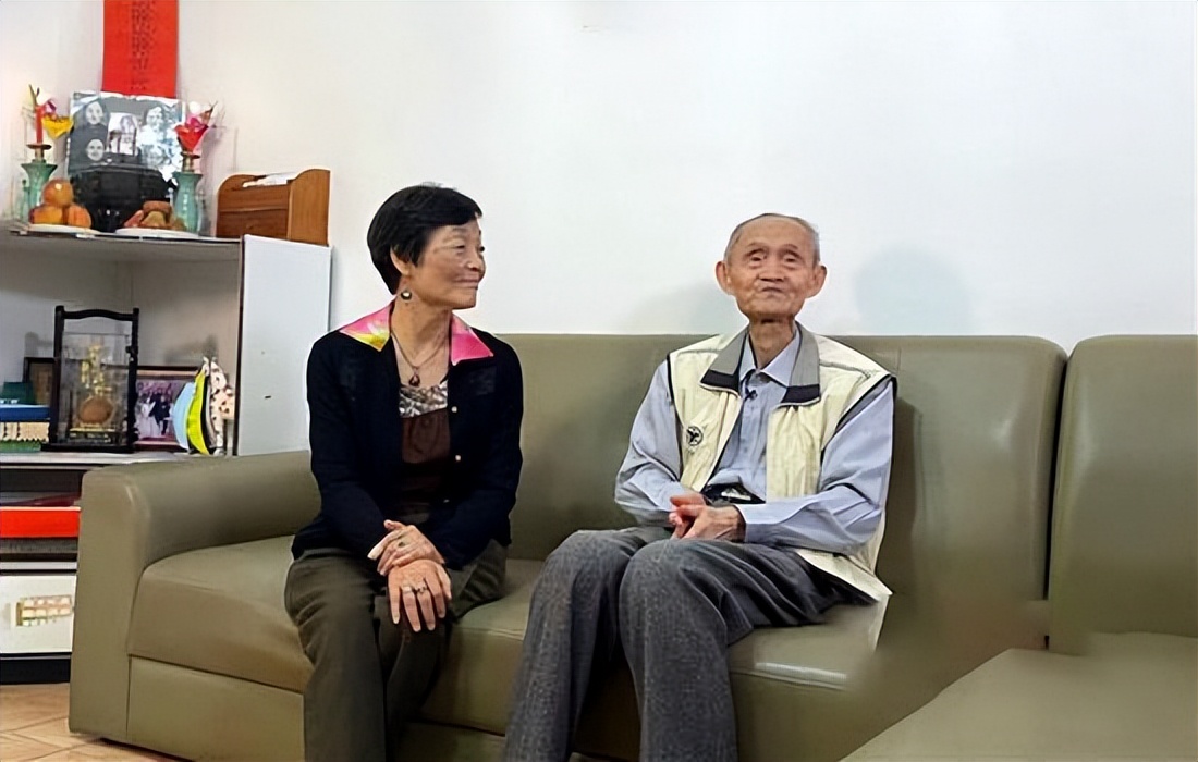 92年香港机场检测仪突然报警,安保拦住台湾律师,搜包后当即报警