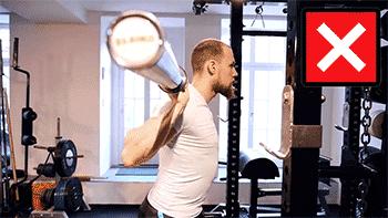 教练辅助女学员深蹲,教练辅助女生深蹲150kg